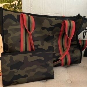Haute neoprene tote and pouch like New @ Merc@ari